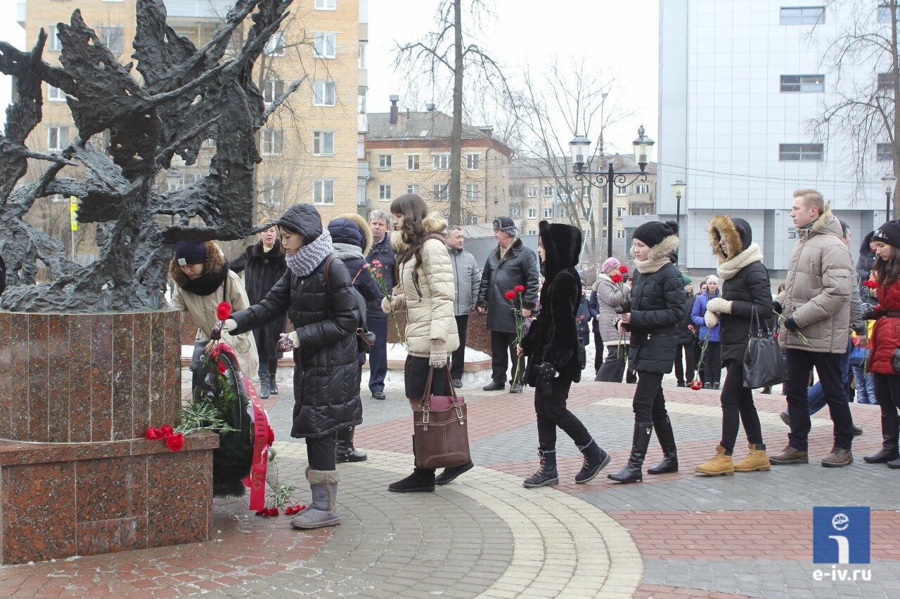 Люди возлагают цветы к мемориалу "Не вернувшимся с войны", митинг на Первомайской улице, Ивантеевка