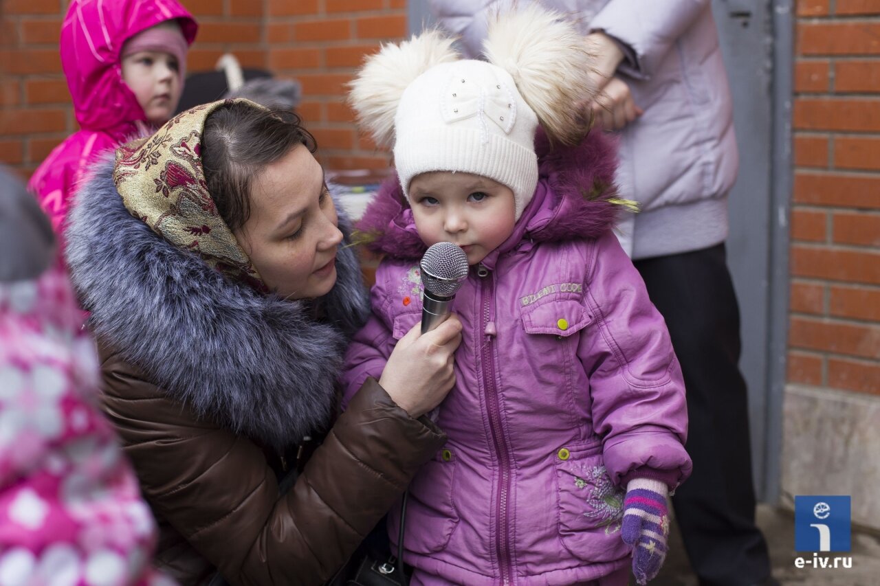 Девочка рассказывает стихотворение, празднование Дня защитника Отечества в Ивантеевке