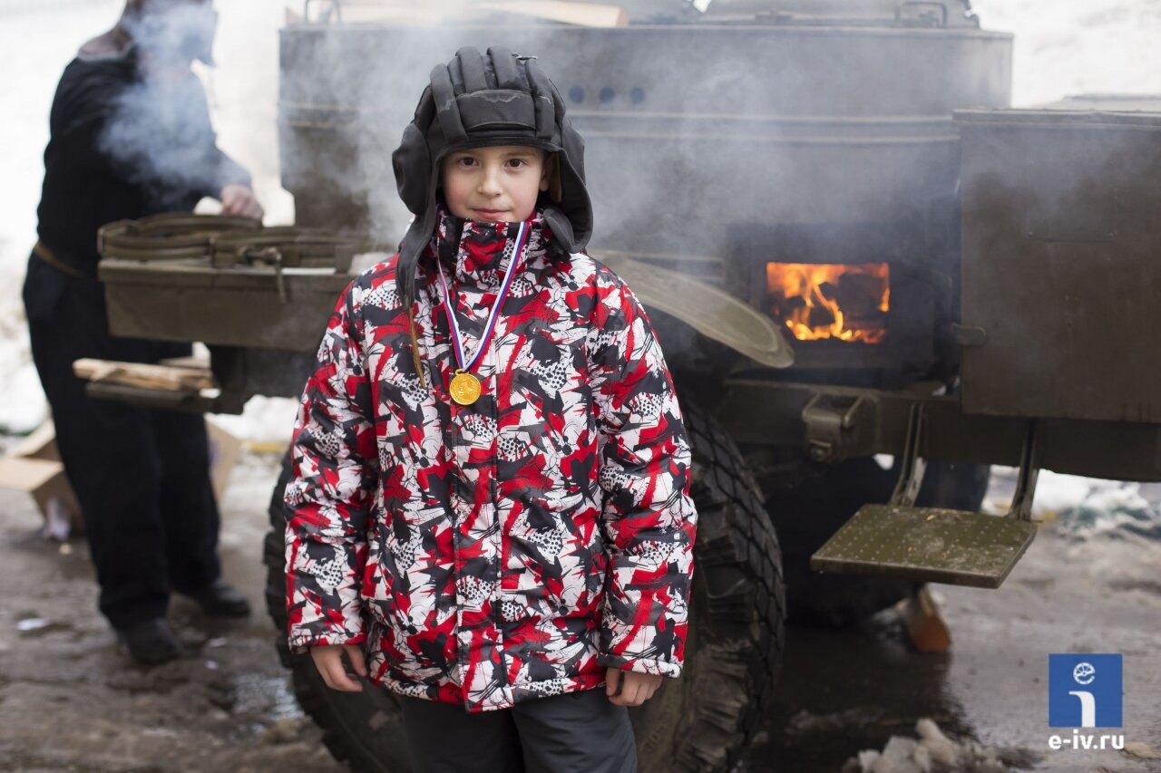 Мальчик стоит в военном шлеме и с медалью, ТСН "Бережок 14" организовал праздник к 23 февраля