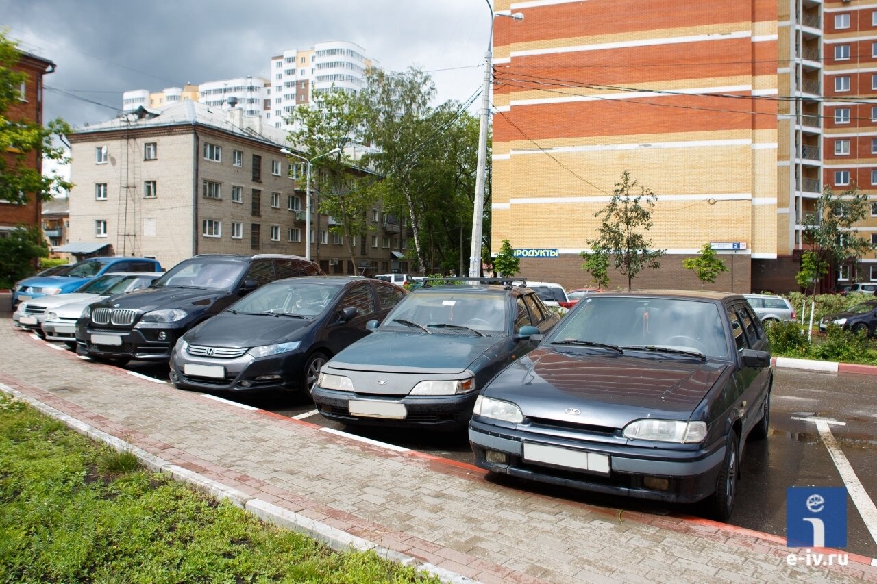 Автомобили различных марок припаркованы рядом с домом, Ивантеевка, Подмосковье