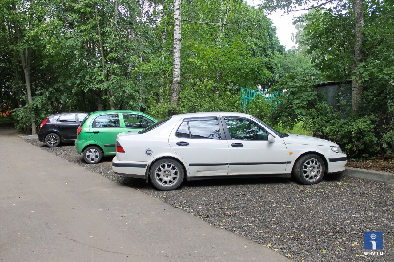 Несколько машин стоят на парковке, проезд Маяковского, д 6, Ивантеевка, Подмосковье