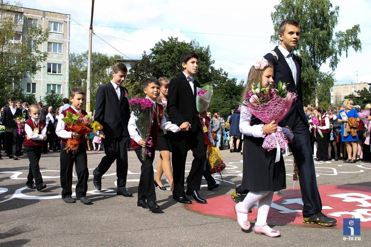 Первое сентября, дети идут в школу с цветами, Ивантеевка, Московская область 