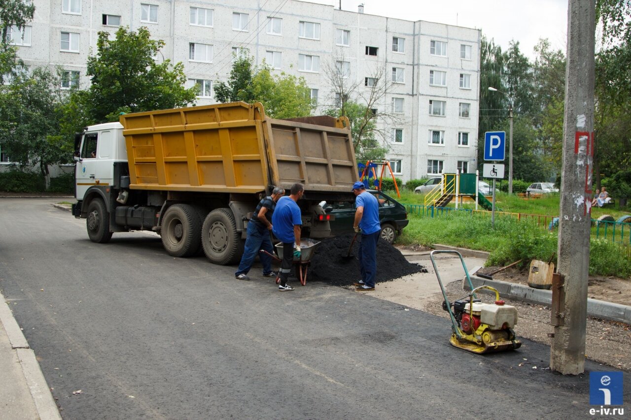 Сотрудники дорожной службы обустраивают автомобильную парковку, Ивантеевка, Московская область