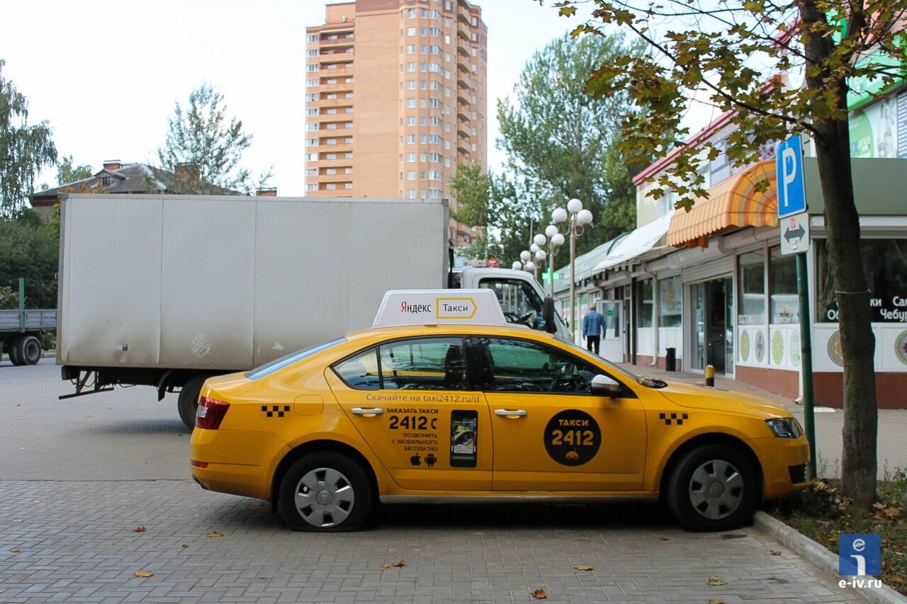 Автомобиль "Яндекс.Такси" стоит на парковке, ждет клиента, Ивантеевка, Московская область