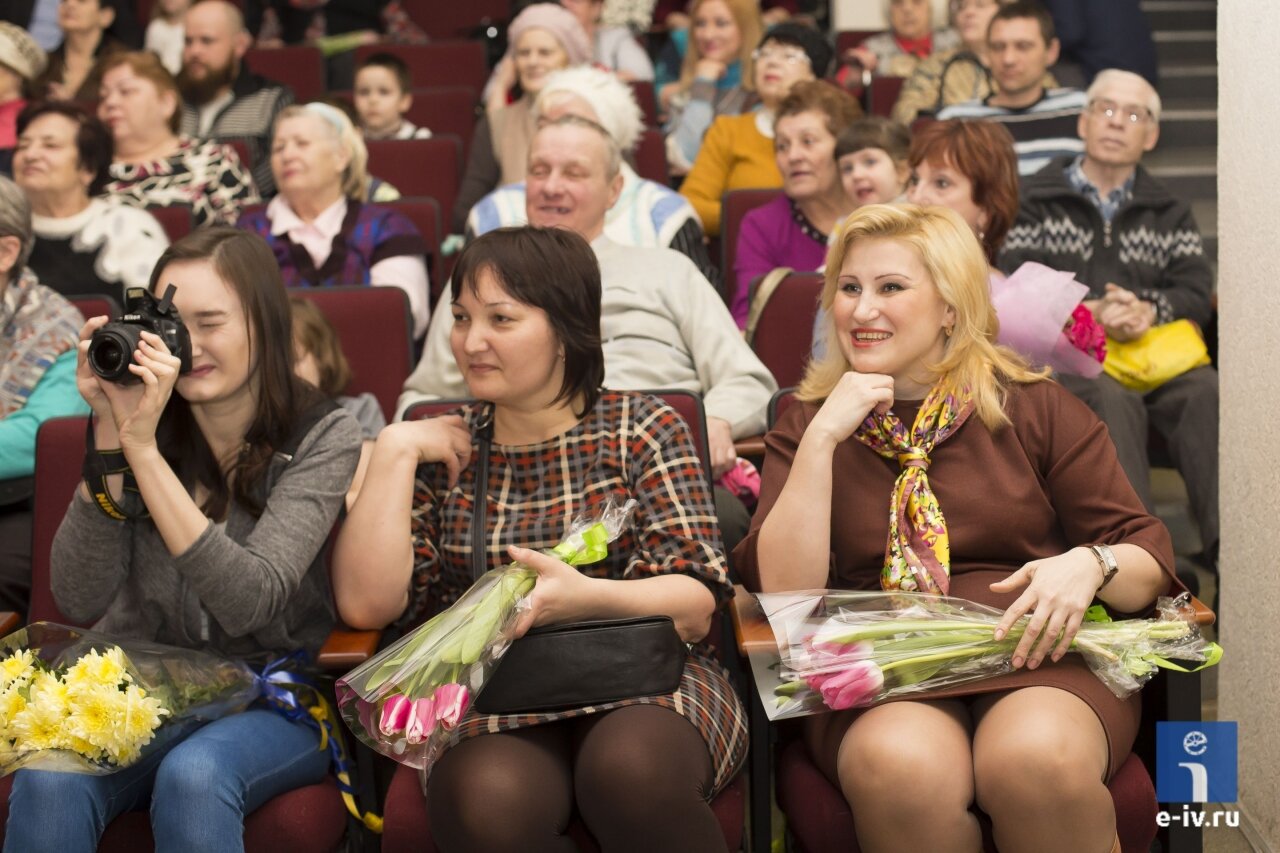 Женщины сидят с цветами в руках, 8 марта в городе Ивантеевка, Московская область