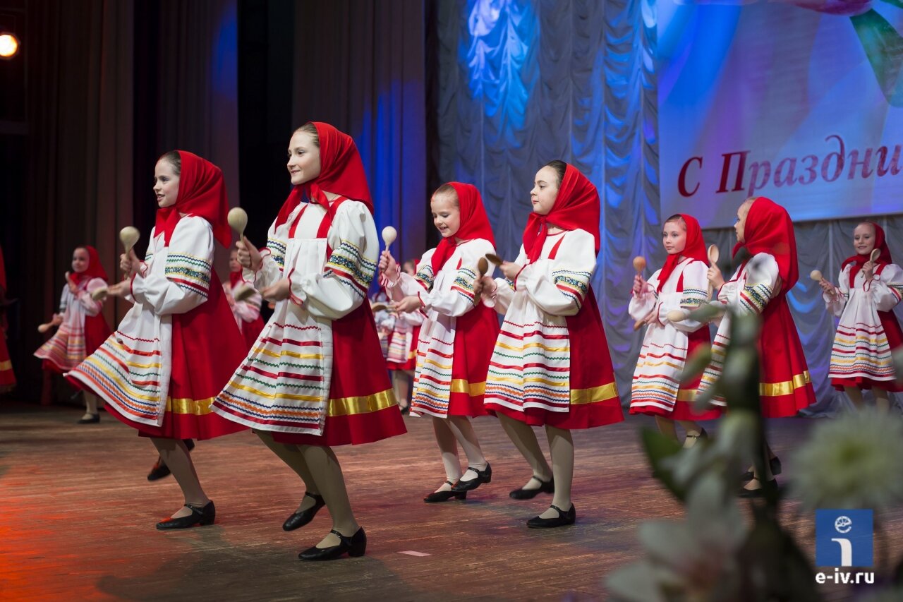 Танцевальный коллектив исполняет русский народный танец, праздник в ДК "Юбилейный"
