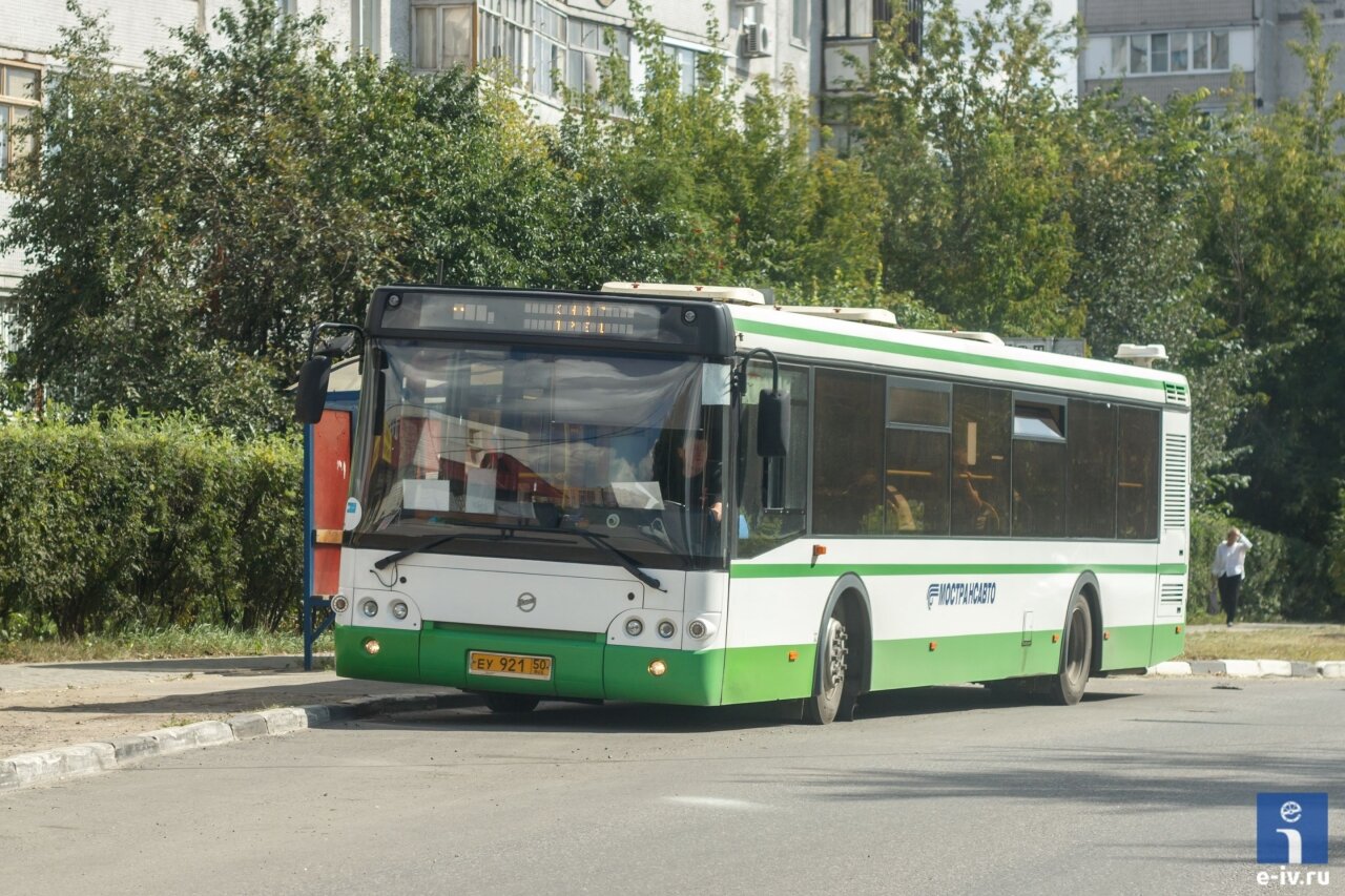 Автобус стоит у остановки, Ивантеевка, Московская область 