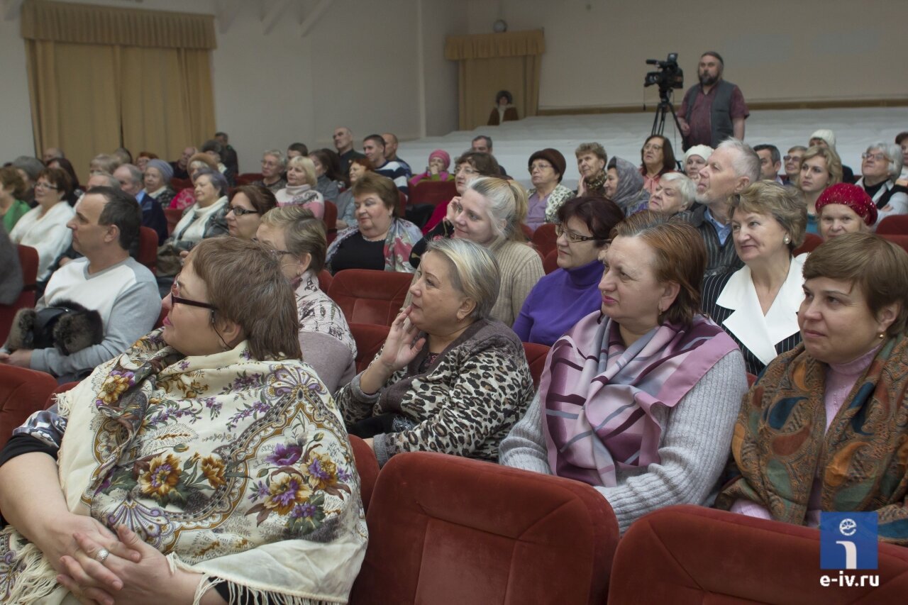 Жители Ивантеевки слушают концерт в КДЦ "Первомайский", культурная жизнь Ивантеевки, Московской области