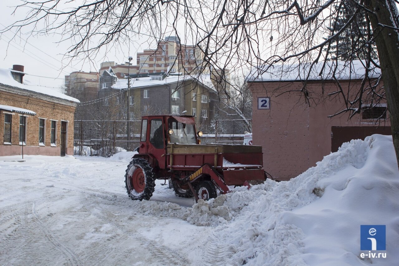 Трактор расчищает дорогу от снега, Ивантеевка, Московская область