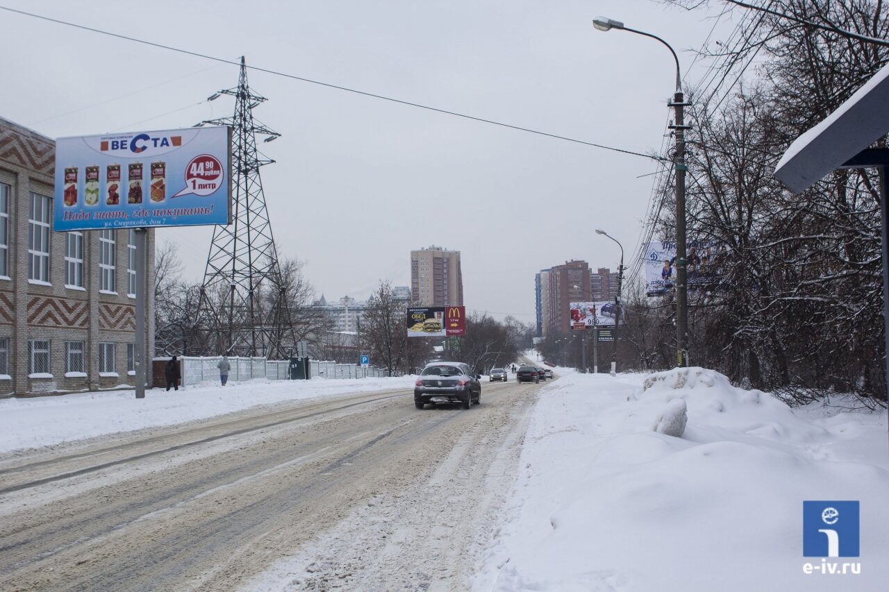 Улица Заречная, вдоль дороги установлены рекламные баннеры, Ивантеевка, Московская область
