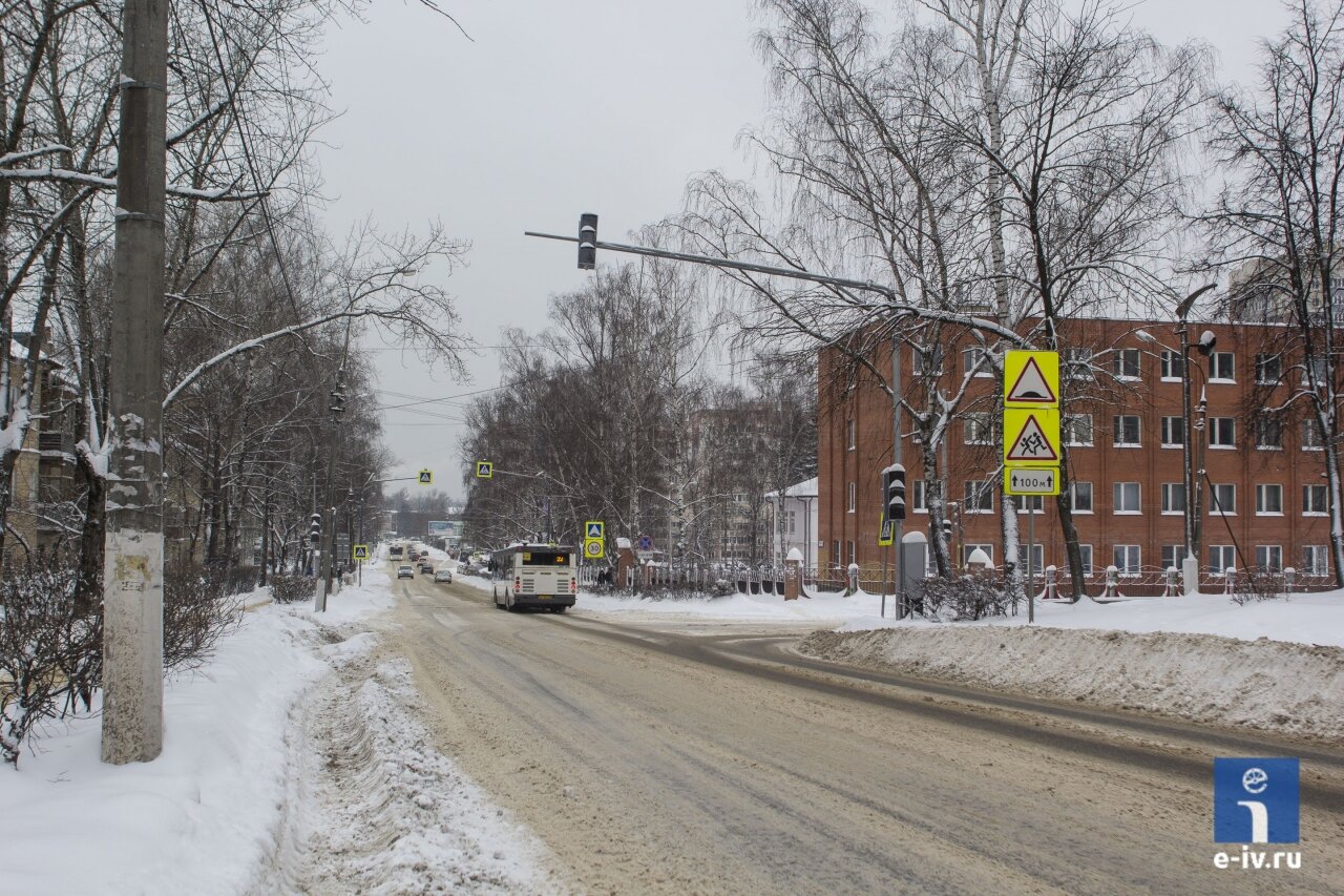 Улица Хлебозаводская, светофор напротив школы №2, дорога в областном подчинении