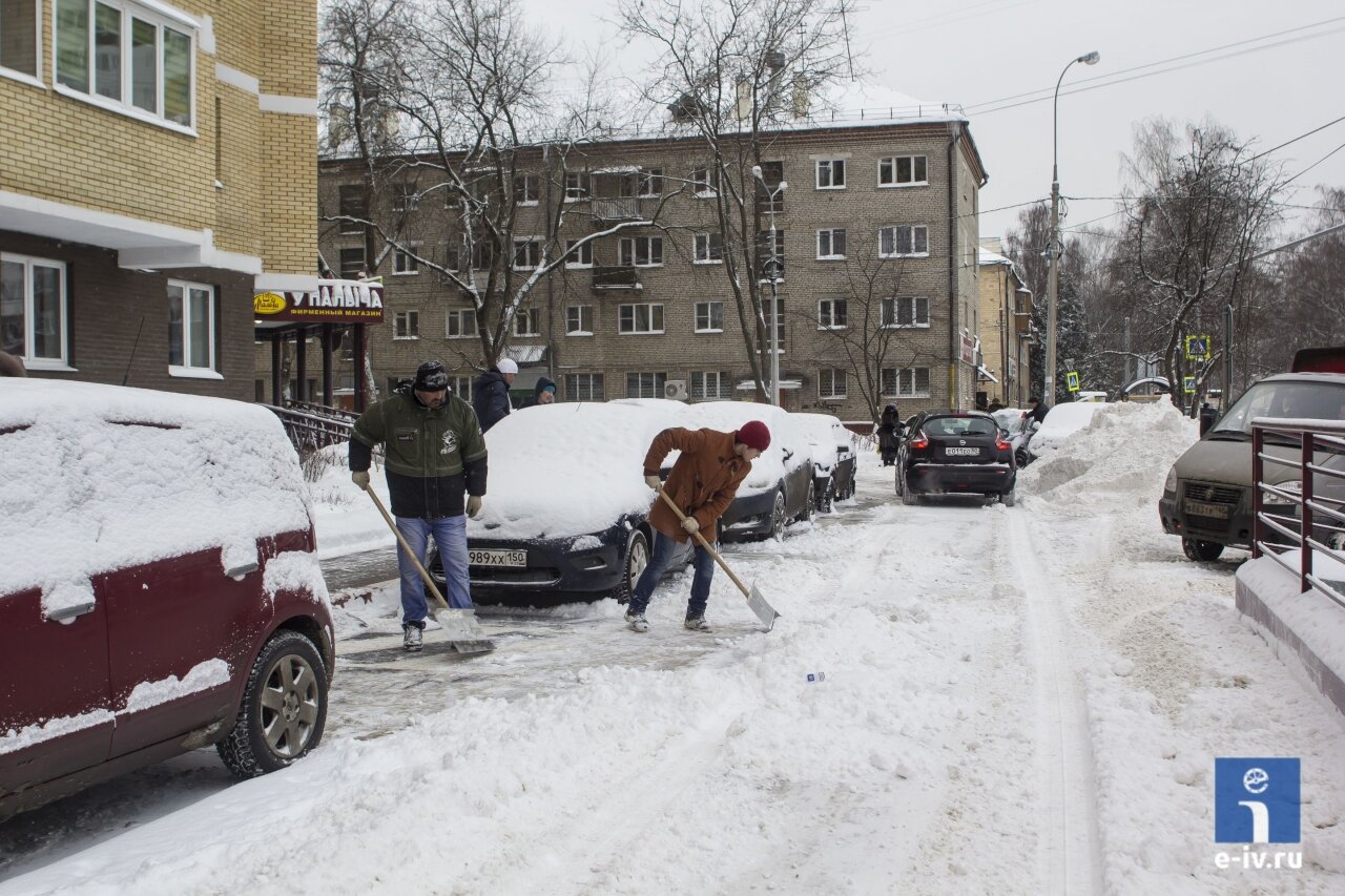 Люди чистят дорогу возле машин самостоятельно, Новосёлки, дом №2