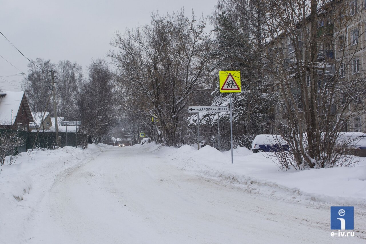 Уборка снега в Ивантеевке, улица Щорса, дорога находится в муниципальном подчинении
