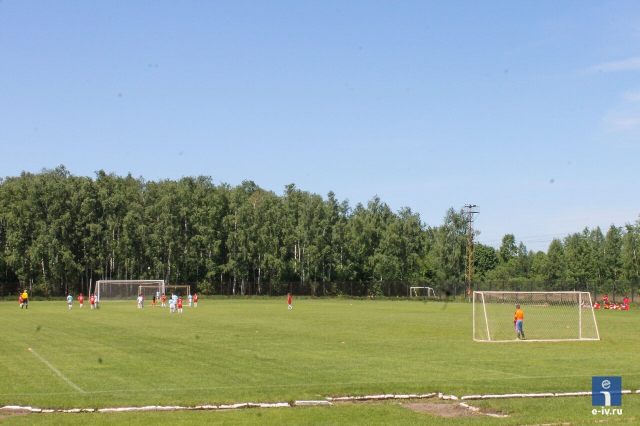 Спортивные новости Ивантеевки, футбол, футбольное поле на фоне леса, стадион «Труд» в Ивантеевке, Московская область