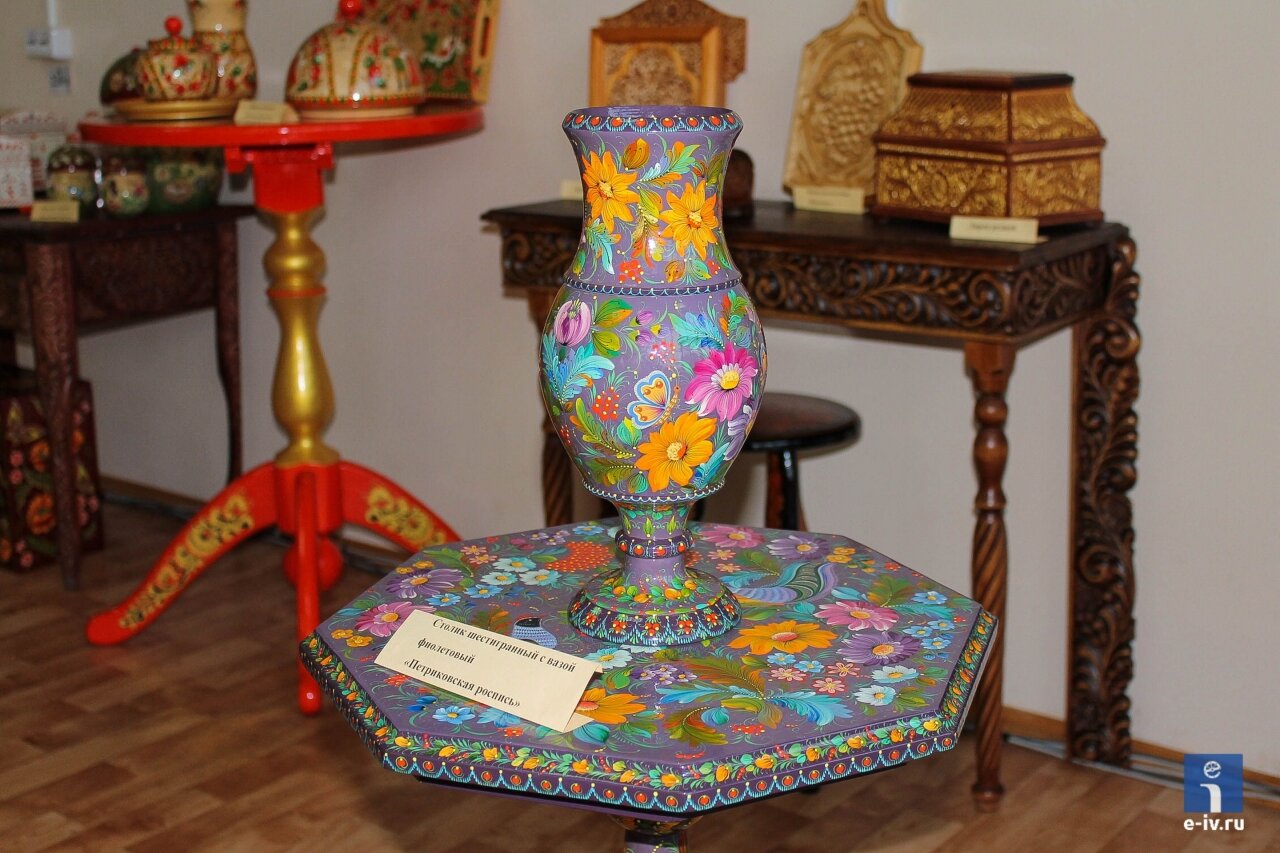 Столик шестигранный с вазой, фиолетовый - «Петриковская роспись»
