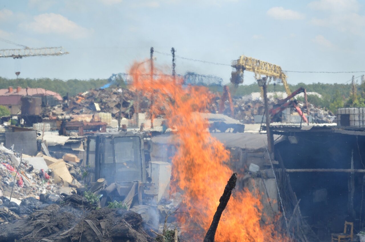 Сжигание мусора, окраина пром зоны на Центральном проезде, Ивантеевка, Подмосковье