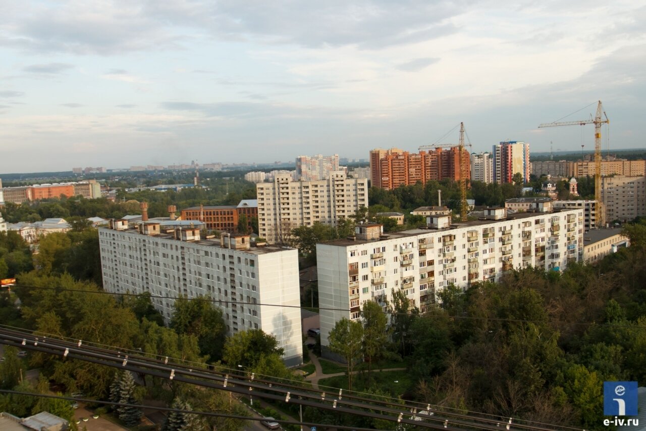 Вид с крыши на старые дома и строящиеся дома, Ивантеевка, Московская область