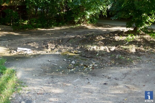 Общий вид луже-грязи, на которую жалуются жители, улица Первомайская, дом 36, Ивантеевка