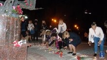 Участники акции «Свеча памяти», ставят чашечки со свечками по схеме «ПОМНИМ», около мемориала «Журавли» в Ивантеевке