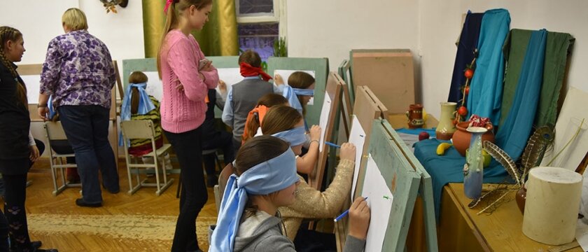 Дети рисуют с закрытыми глазами, новогодний праздник в ДХШ Ивантеевки, Московская область