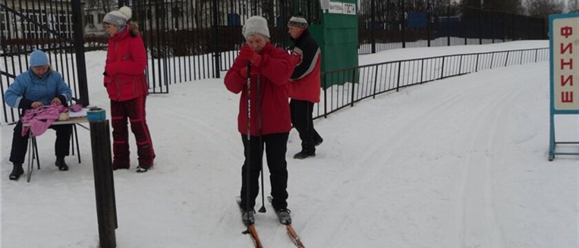 Женщина готовится к катанию на лыжах, Московская область