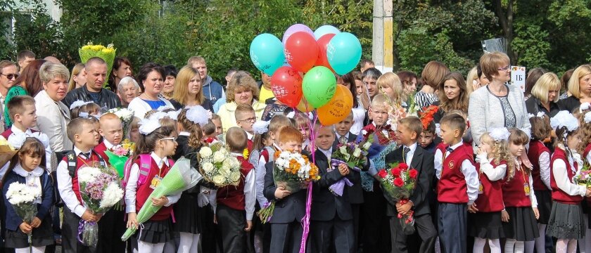 Дети стоят на линейке первого сентября, школа №7, Ивантеевка, Московская область 