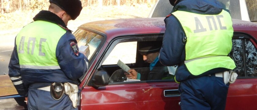 Инспекторы ДПС проверяют документы у водителя, Ивантеевка, Московская область