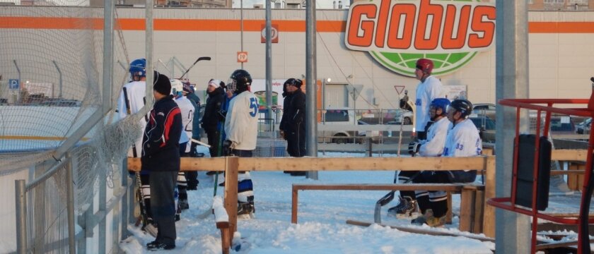 Гипермаркет "Глобус", рядом зимой была хоккейная площадка, Пушкино, Московская область