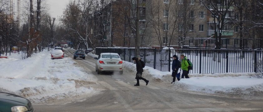 Дети переходят дорогу на пешеходном переходе возле школы №8 , знаки еще не были установлены, Ивантеевка