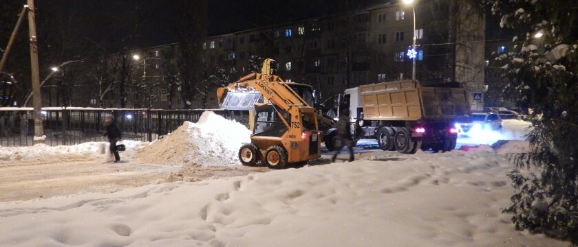 Уборка снега в Ивантеевке ночью, Московская область