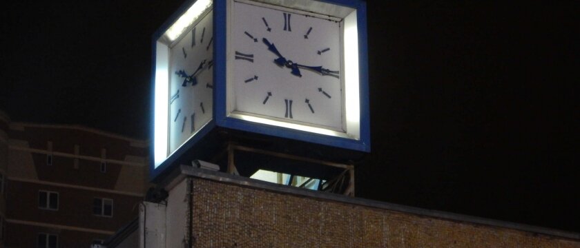 Уличные часы показывают 22:15, комендантский час, Ивантеевка, Московская область