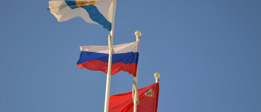 Флаг Ивантеевки, флаг России, Флаг Московской области, на фоне красивого и спокойного неба