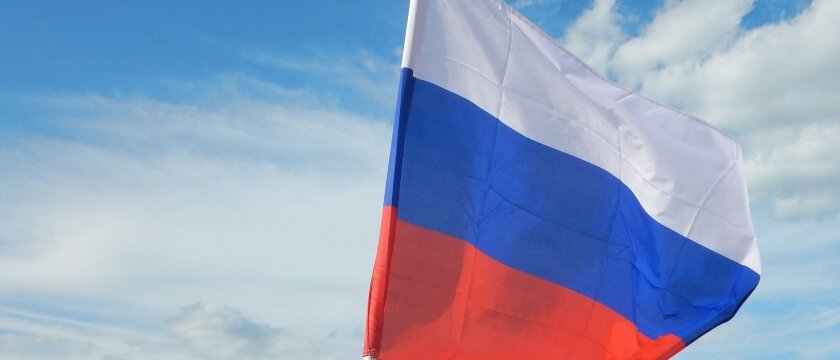 Флаг России, на фоне небо с лёгкими облаками, майские указы президента