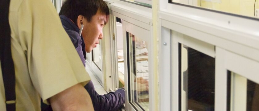 Мужчина обращается в окно регистратуры, поликлиника, Ивантеевка, Московская область 