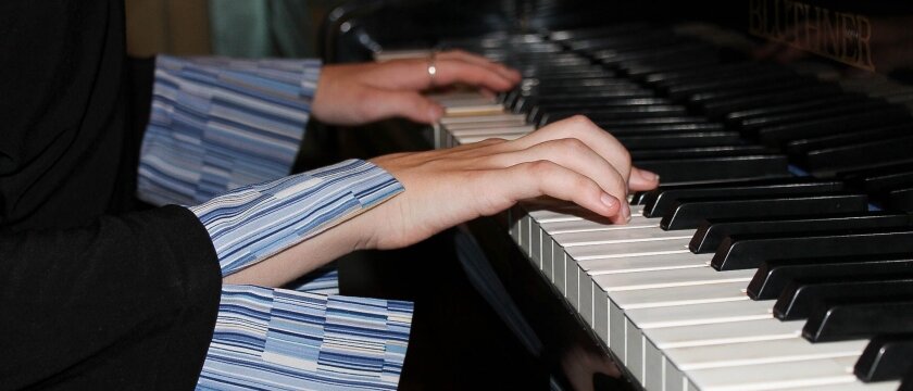 Девочка играет за роялем, детская музыкальная школа, Ивантеевка, Подмосковье