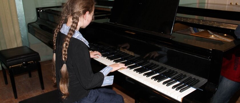 Александра Неснова за роялем, детская музыкальная школа, Ивантеевка