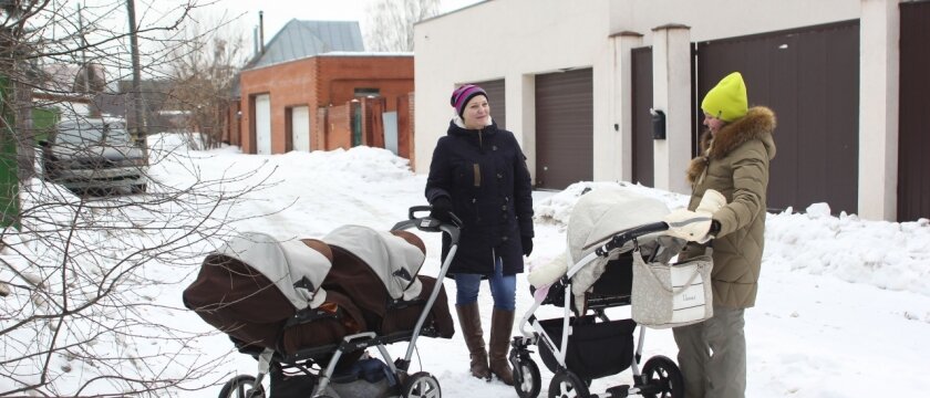 Две женщины гуляют с маленькими детьми, одна из колясок для двойни, Ивантеевка, Московская