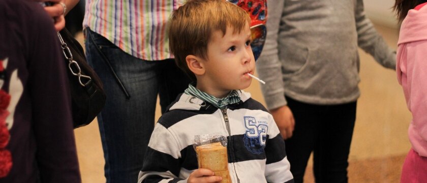 Мальчик на что-то увлеченно смотрит, Ивантеевка, Московская область