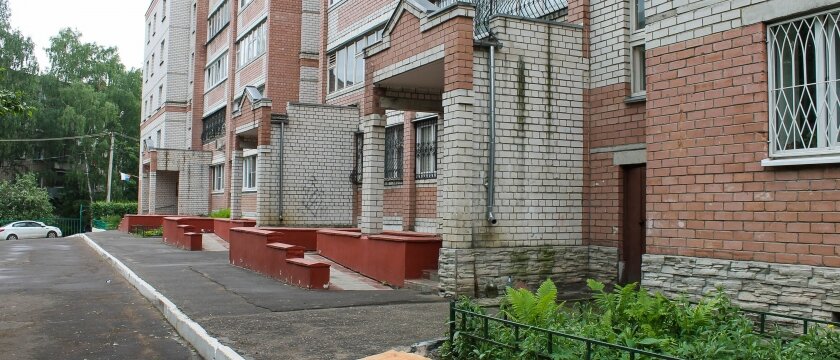 Кирпичный жилой дом на Студенческом проезде, в доме три подъезда, Ивантеевка, Московская область