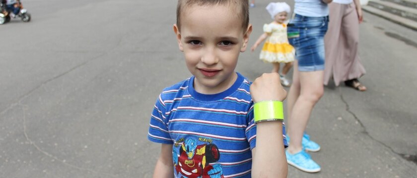 Мальчик со светоотражателем на руке, Ивантеевка, Московская область