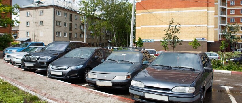 Автомобили различных марок припаркованы рядом с домом, Ивантеевка, Подмосковье