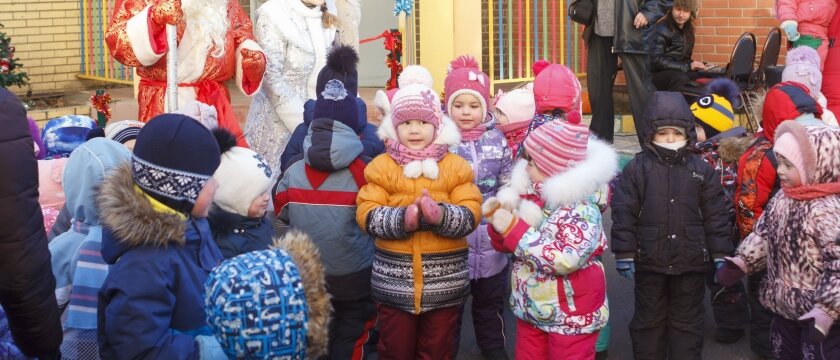 Дети играют с Дедом Морозом и Снегурочкой на открытии детского сада, улица Бережок, Ивантеевка