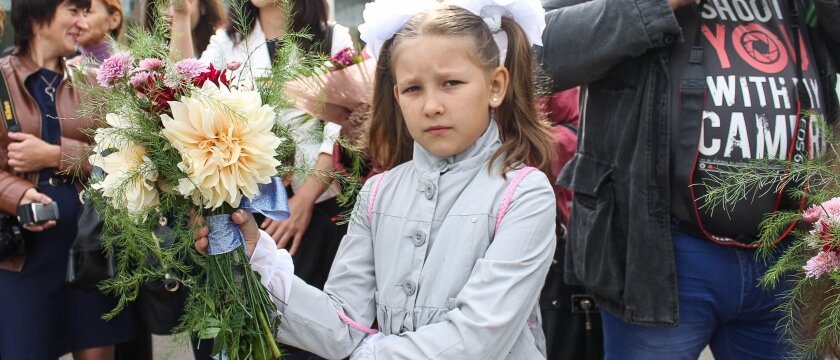 Девочка стоит с цветами на линейке 1 сентября, школа №7, Ивантеевка