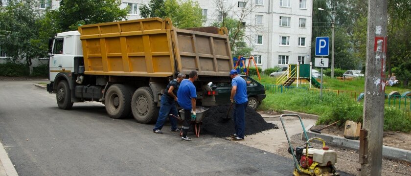 Сотрудники дорожной службы обустраивают автомобильную парковку, Ивантеевка, Московская область