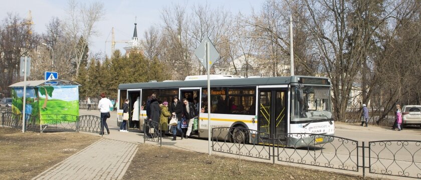 Пассажиры выходят из автобуса, Ивантеевка, Московская область