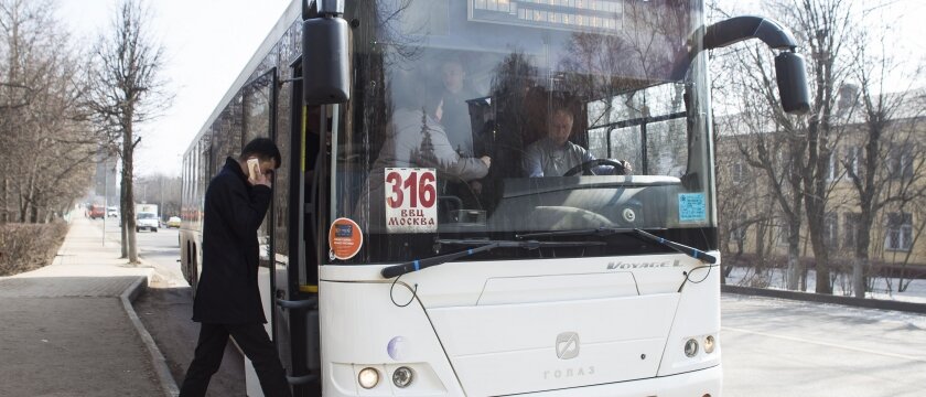 Мужчина заходит в автобус №316 ВВЦ-Ивантеевка, Мострансавто, Подмосковье