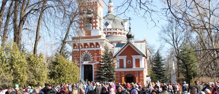 Люди собрались возле церкви в православный праздник Пасхи, Ивантеевка, Московская область