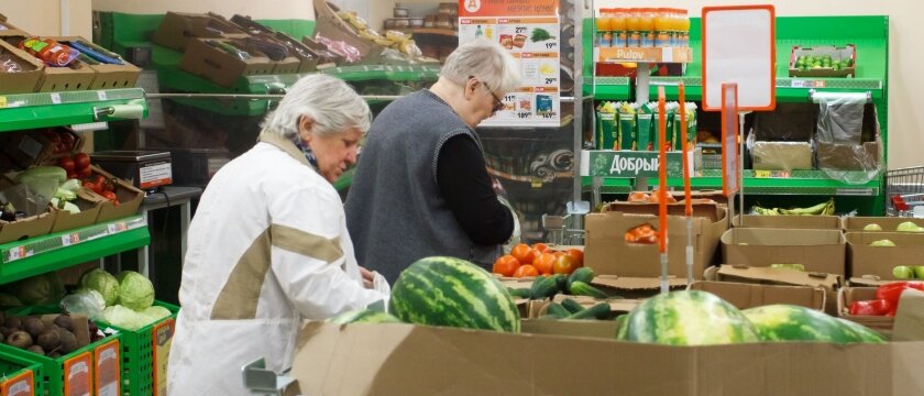 Две женщины пенсионного возраста выбирают овощи в магазине, Ивантеевка, Московская область