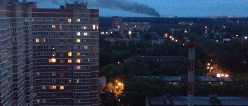 Густой дым от горящей фабрики во Фрязине, Московская область