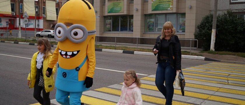 Миньон переводит двух девочек по пешеходному переходу, Московская область